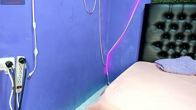 Laurahot 69 online show from 10.30.25