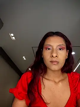 Snapshot of TharaMills chatting on 11.08.25 TharaMills online show from 11.08.25