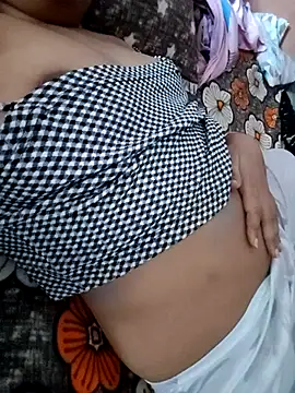 Snapshot of USER-MAYA chatting on 09.10.25 USER-MAYA online show from 09.10.25