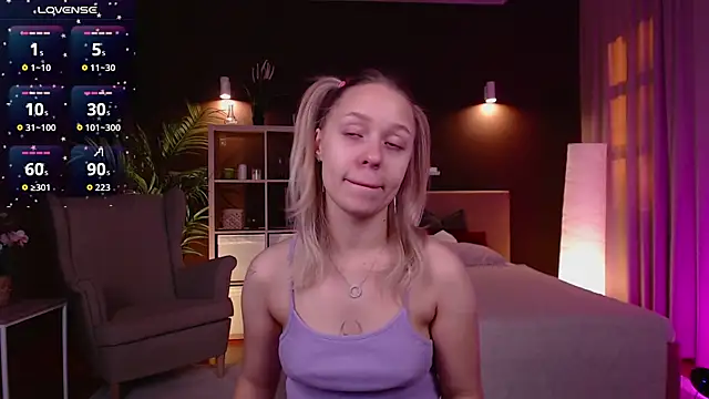 Snapshot of Pooja_Hegde chatting on 09.30.25 Pooja Hegde online show from 09.30.25