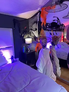 BellaFernandez   online show from 10.24.25