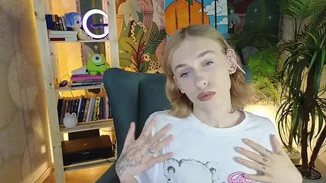 Snapshot of BarbieRichy chatting on 09.25.25 BarbieRichy online show from 09.25.25