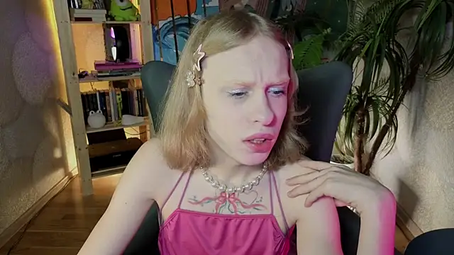 Snapshot of BarbieRichy chatting on 10.19.25 BarbieRichy online show from 10.19.25