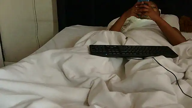 Snapshot of Ivysol chatting on 11.19.25 Ivysol online show from 11.19.25