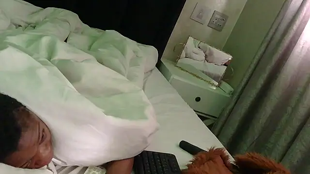 Snapshot of Ivysol chatting on 11.20.25 Ivysol online show from 11.20.25