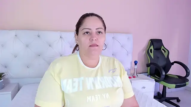 Snapshot of katte_landerr chatting on 10.06.25 katte landerr online show from 10.06.25