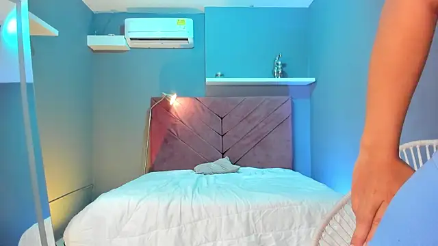 Snapshot of everyh__ chatting on 10.06.25 everyh online show from 10.06.25