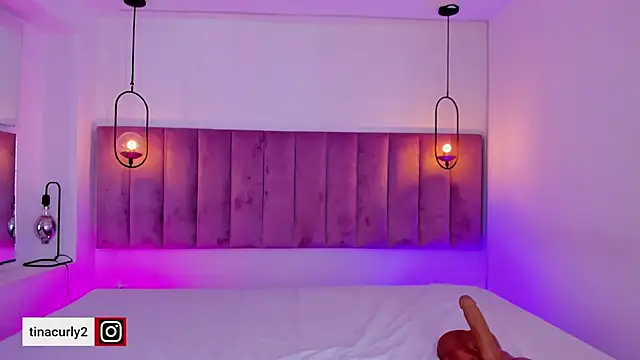 Snapshot of Tina_curly chatting on 09.30.25 Tina curly online show from 09.30.25