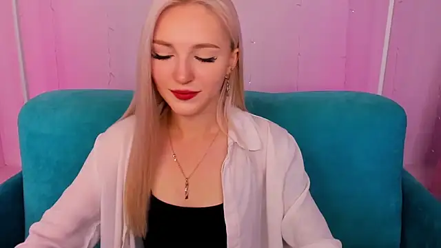Snapshot of LisaFoxyMe chatting on 09.20.25 LisaFoxyMe online show from 09.20.25