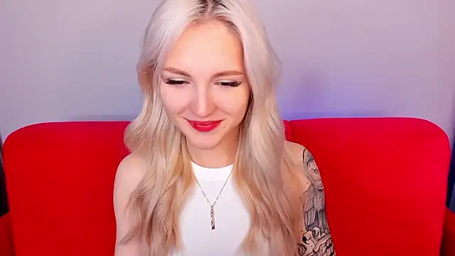 Snapshot of LisaFoxyMe chatting on 10.03.25 LisaFoxyMe online show from 10.03.25