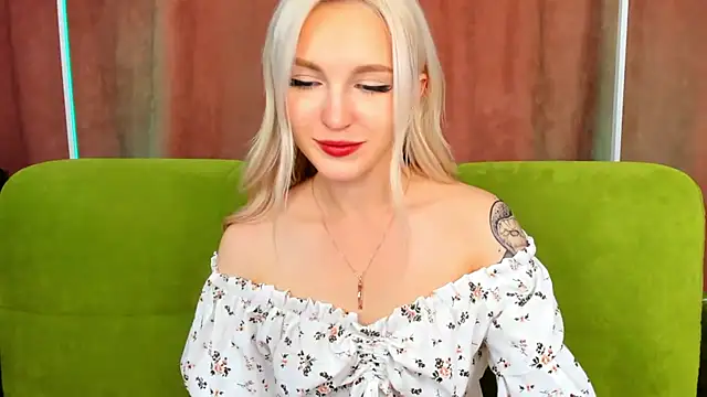 Snapshot of LisaFoxyMe chatting on 10.08.25 LisaFoxyMe online show from 10.08.25