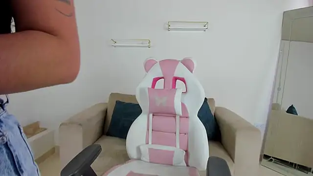 april smiith online show from 12.03.25