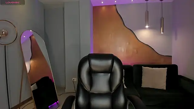 MiaLaurence online show from 10.26.25