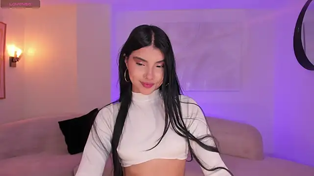 MiaLaurence online show from 11.08.25