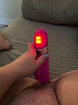 Snapshot of busty_p chatting on 09.19.25 busty p online show from 09.19.25