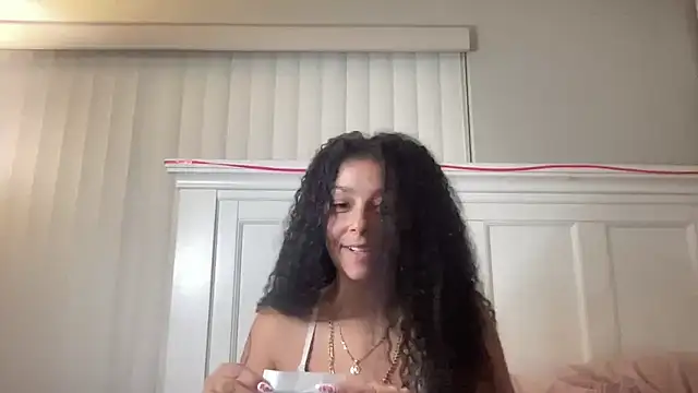 Snapshot of sweetnjuicyyy chatting on 10.10.25 sweetnjuicyyy online show from 10.10.25