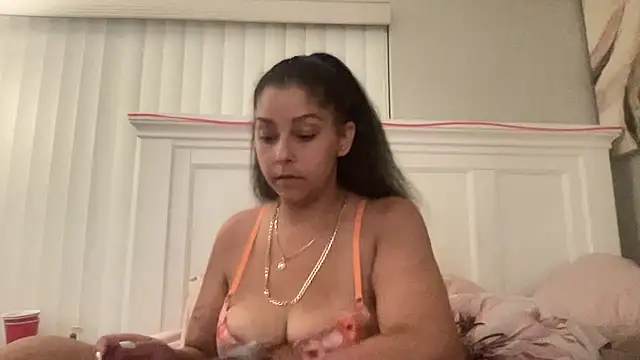 Snapshot of sweetnjuicyyy chatting on 10.15.25 sweetnjuicyyy online show from 10.15.25