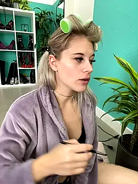 Snapshot of TheRealJessyLey chatting on 10.03.25 TheRealJessyLey online show from 10.03.25