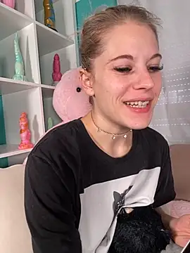 Snapshot of TheRealJessyLey chatting on 10.05.25 TheRealJessyLey online show from 10.05.25