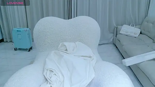 Snapshot of rainybb chatting on 10.05.25 rainybb online show from 10.05.25