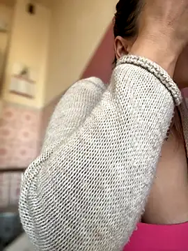 iSelena online show from 11.24.25