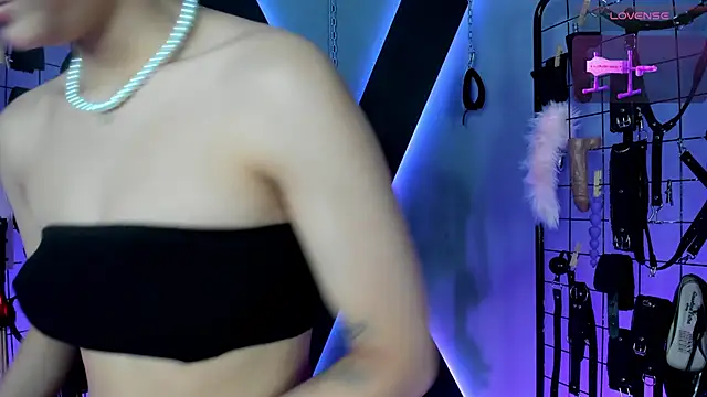 Snapshot of VictoryaLiah_BDSM chatting on 11.21.25 VictoryaLiah BDSM online show from 11.21.25