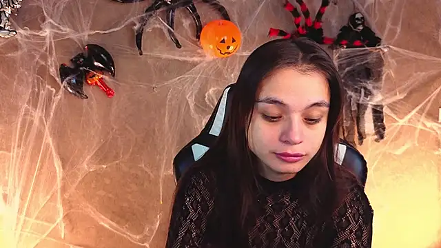 Leila Hefner online show from 10.31.25