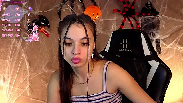 Leila Hefner online show from 11.04.25