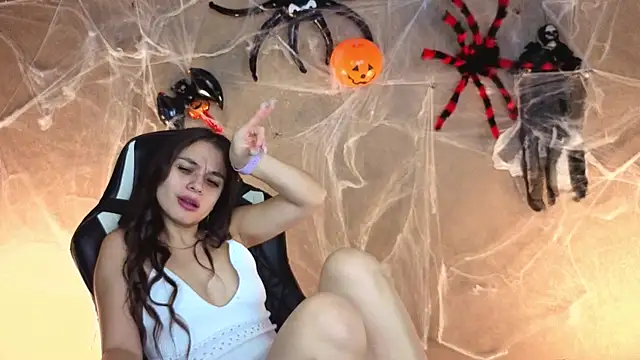 Leila Hefner online show from 11.05.25