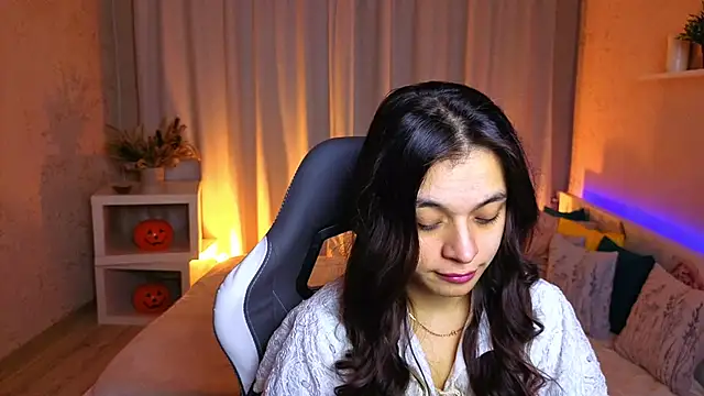 Leila Hefner online show from 11.15.25