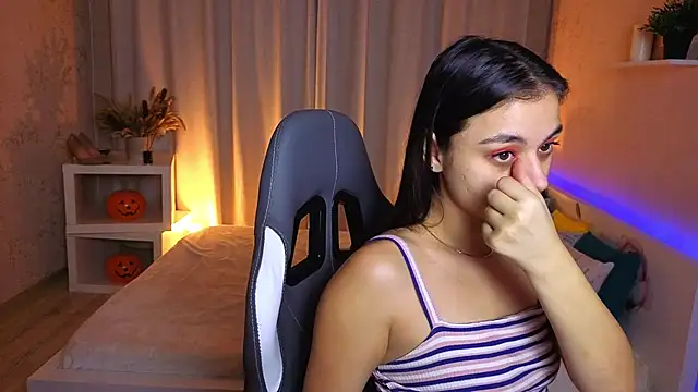 Leila Hefner online show from 11.21.25