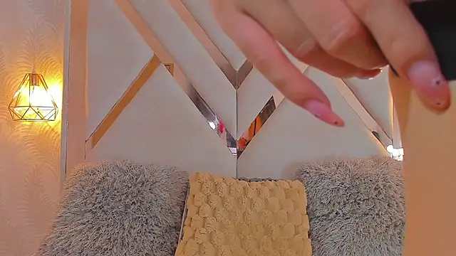 Snapshot of anni_honeyriveras chatting on 09.24.25 anni honeyriveras online show from 09.24.25