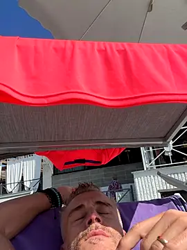 Snapshot of Axl_hot chatting on 09.19.25 Axl hot online show from 09.19.25