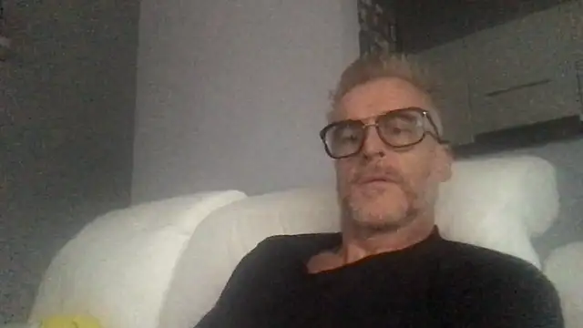 Snapshot of Axl_hot chatting on 09.23.25 Axl hot online show from 09.23.25