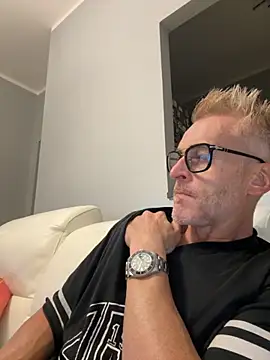 Snapshot of Axl_hot chatting on 09.26.25 Axl hot online show from 09.26.25