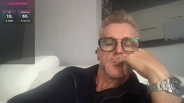 Snapshot of Axl_hot chatting on 09.27.25 Axl hot online show from 09.27.25