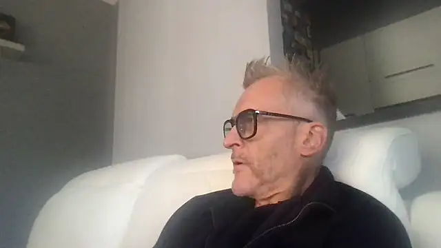 Snapshot of Axl_hot chatting on 09.28.25 Axl hot online show from 09.28.25