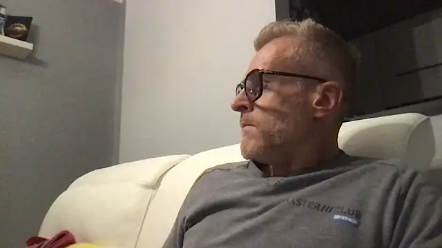 Snapshot of Axl_hot chatting on 11.04.25 Axl hot online show from 11.04.25