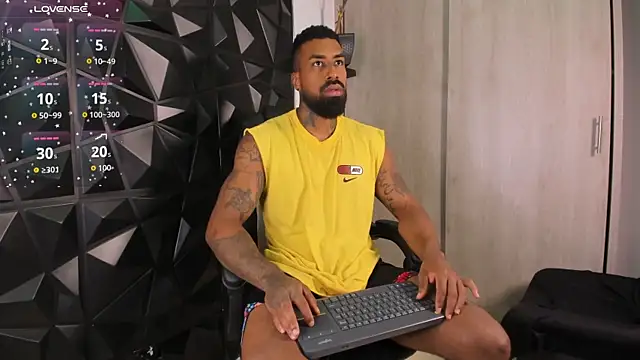 Snapshot of OstinDaniels chatting on 09.19.25 OstinDaniels online show from 09.19.25
