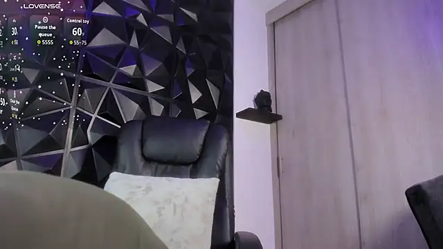 Snapshot of OstinDaniels chatting on 10.24.25 OstinDaniels online show from 10.24.25