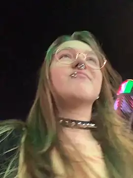 Snapshot of VesnaCrystal chatting on 11.12.25 VesnaCrystal online show from 11.12.25