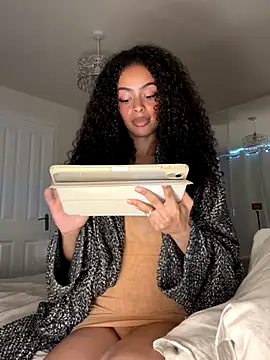 Snapshot of yasmingarcia chatting on 10.27.25 yasmingarcia online show from 10.27.25