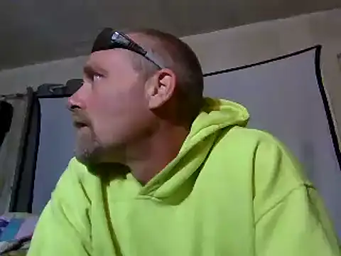 Snapshot of Eat_it_from_the_back chatting on 10.02.25 Eat it from the back online show from 10.02.25