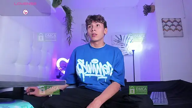 Snapshot of Twinkie_Hung chatting on 11.20.25 Twinkie Hung online show from 11.20.25