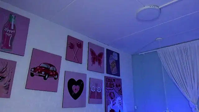 Snapshot of Lara_Rouss_ chatting on 10.02.25 Lara Rouss online show from 10.02.25
