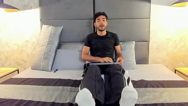 Snapshot of RaphaelDufort chatting on 09.26.25 RaphaelDufort online show from 09.26.25