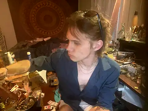 Snapshot of XanderOzzz chatting on 09.24.25 XanderOzzz online show from 09.24.25