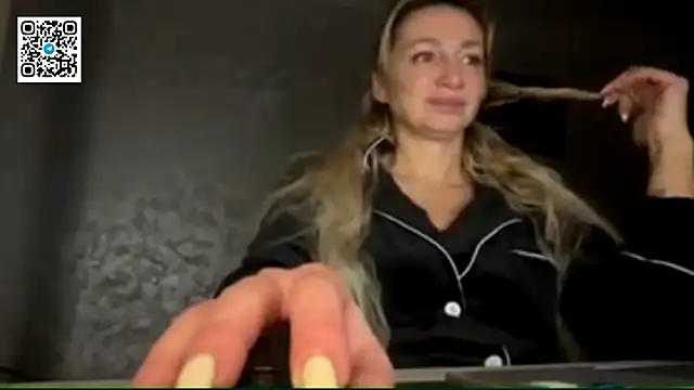 Snapshot of Lapussia chatting on 10.21.25 Lapussia online show from 10.21.25