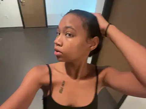 Snapshot of luvrgrllani chatting on 10.04.25 luvrgrllani online show from 10.04.25