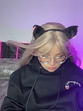 Annie Grosse online show from 09.18.25